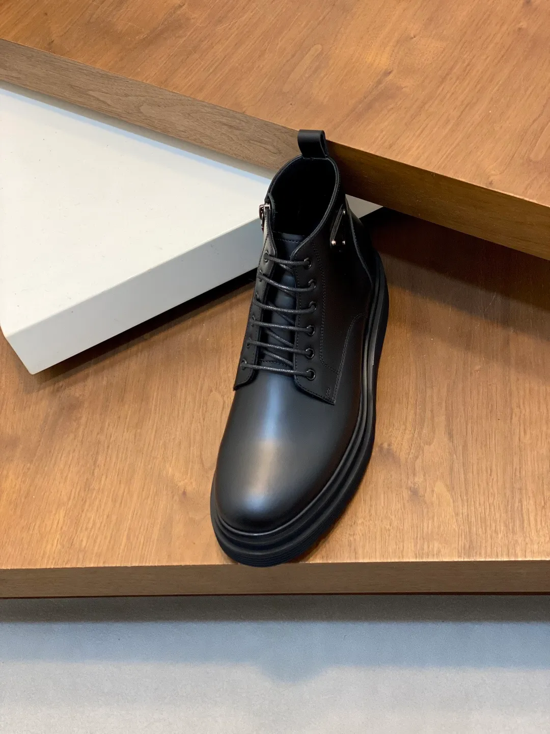 Men's men's shoes💰900 Prada/Prada Thick-soled formal wear shipped, same style at the counter, top-quality goods produced in Dongguan, those who know the goods should hurry up and start! New men's casual leather shoes, imported calfskin, shiny and translucent leather, uniform leather holes, fine texture, splicing and sewing technology, soft, comfortable and wrinkle-free, elegant Derby shoe shape, thickened and heavy-duty made, high-quality products that kill all currencies in the market, standard gold-label cowhide feet, calfskin lining, thickened rubber sole, durable and wear-resistant, ultra-light material, extremely comfortable for the upper foot, smooth surface, splicing lines, two styles to choose from, complete packaging! Size: 39-40-41-42-43-44 (45 customized) leather shoes